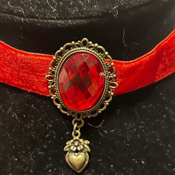 Red velvet choker with heart charm - Picture 3 of 4